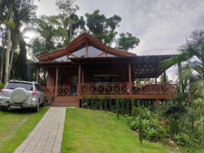 Casa de campo nova, com lareira e piscina